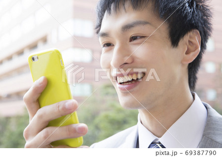 スマホを見るビジネスマン スマホを見るビジネスマン 69387790