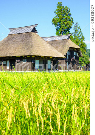晩夏の農村風景(荻ノ島環状集落) ピント:茅葺き家屋 晩夏の農村風景(荻ノ島環状集落) ピント:茅葺き家屋 69388027