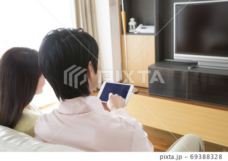 映画を見る夫婦 69388328
