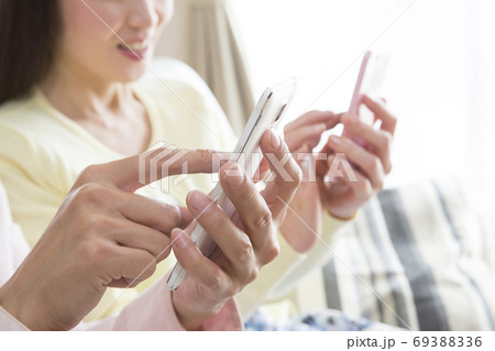 スマホを見る夫婦 スマホを見る夫婦 69388336