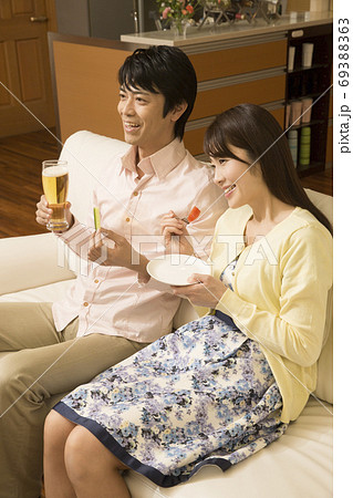 晩酌をする夫婦 69388363