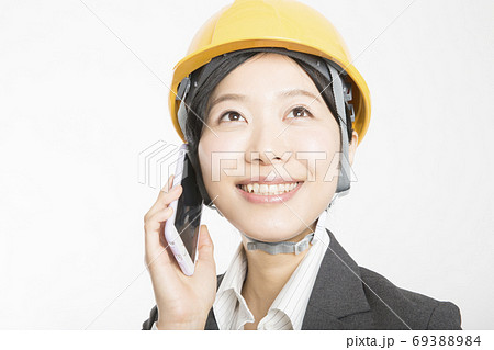 電話する建設スタッフ 電話する建設スタッフ 69388984