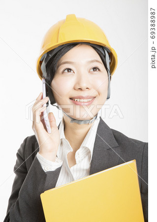 電話する建設スタッフ 電話する建設スタッフ 69388987