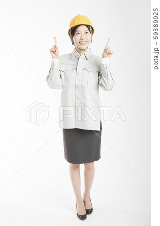 指差しをする女性作業員 指差しをする女性作業員 69389025