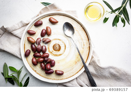 Black olives and olive oil 69389157