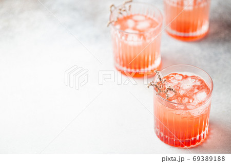 Pink lemonade drink 69389188