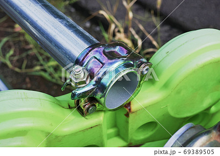 クロメート処理が施されていると思われる色の単管クランプ 69389505