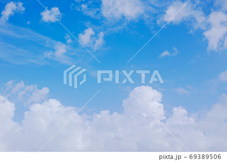 雄大積雲と白い高層の雲が浮かぶ青空 69389506