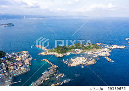 鴨川市街（太海港）と仁右衛門島（千葉県鴨川市） 69389676