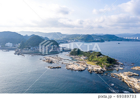 鴨川市街と仁右衛門島(千葉県鴨川市) 鴨川市街と仁右衛門島(千葉県鴨川市) 69389733