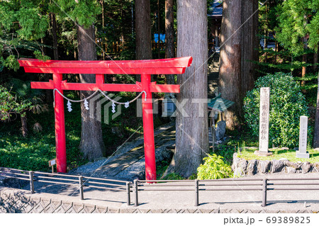(静岡県)須山浅間神社 参道の赤鳥居 (静岡県)須山浅間神社 参道の赤鳥居 69389825