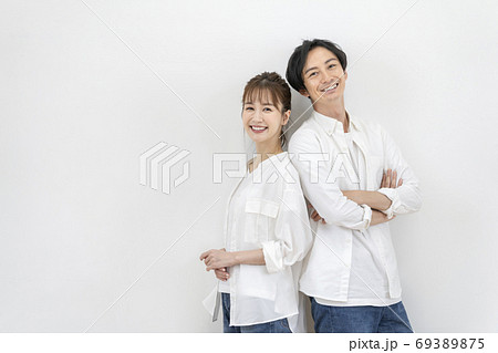 若い男女　アラサーのカップル　イメージ 69389875