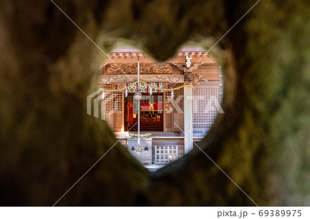 （静岡県）須山浅間神社　ハート型小窓の石灯籠 69389975