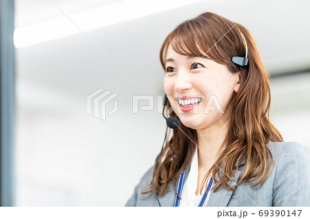 ヘッドセットを着けてオンライン会議 ヘッドセットを着けてオンライン会議 69390147