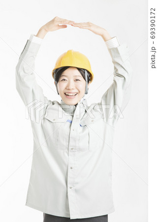 OKサインの女性作業員 69390172