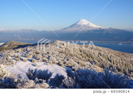 霧氷の金冠山から望む冬富士 霧氷の金冠山から望む冬富士 69390814