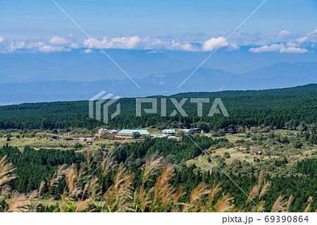 （静岡県）十里木高原展望台から望む、富士山こどもの国 69390864