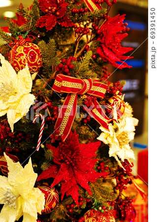 楽しくデコレーションされたクリスマスツリー 楽しくデコレーションされたクリスマスツリー 69391450