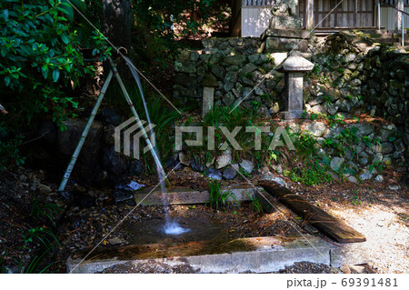 湧き水が注ぐの山村の小さな神社。 湧き水が注ぐの山村の小さな神社。 69391481