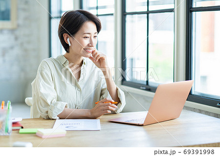 テレワークするミドルの女性 69391998