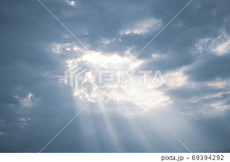 光が射す雲の写真素材