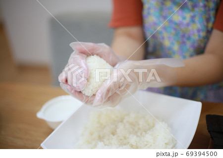 おにぎりを握る女性の手元 69394500