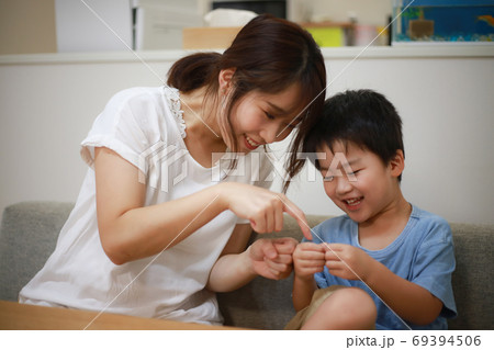 手遊びする親子の写真素材