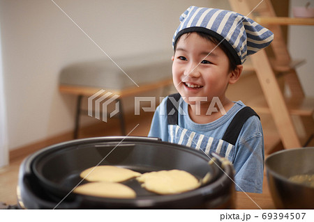 ホットケーキを焼く男の子 69394507