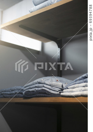 児島ジーンズのお店で買い物を楽しむ 69394788