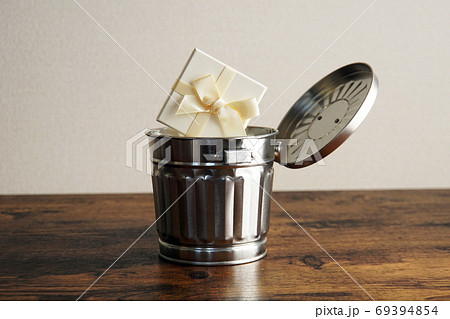 ゴミ箱に捨てられたプレゼント 69394854