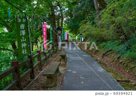 神社の本殿へと続く参道 神社の本殿へと続く参道 69394921