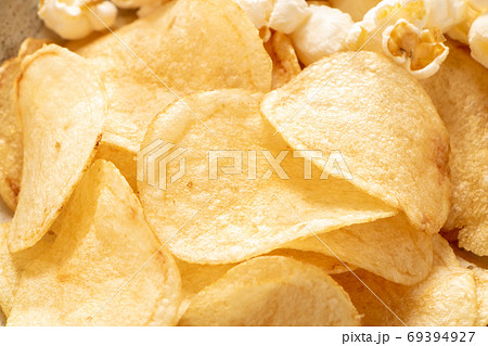 ポテトチップスのアップ。 ポテトチップスのアップ。 69394927