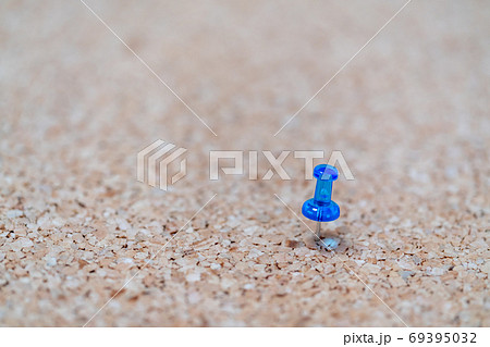 コルクボードと画鋲の写真素材