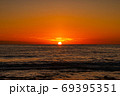 ハワイ島の夕陽　夕日　水平線 69395351