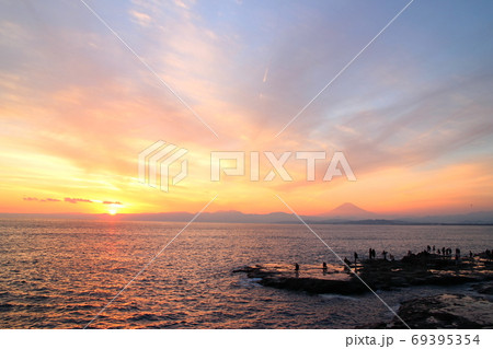 江の島岩屋から富士山と夕日を望むの写真素材 [69395354] - PIXTA
