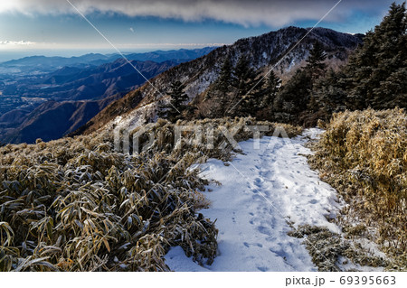 冬の毛無山・高デッキ付近の登山道 冬の毛無山・高デッキ付近の登山道 69395663
