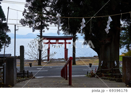 秋田県 御座石神社と田沢湖の写真素材