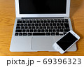 ノートパソコンとスマホ 69396323