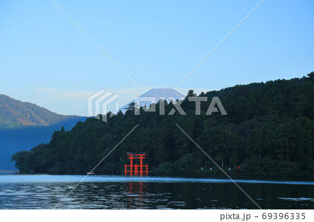 夏の早朝に芦ノ湖から見る箱根神社の鳥居と富士山の写真素材