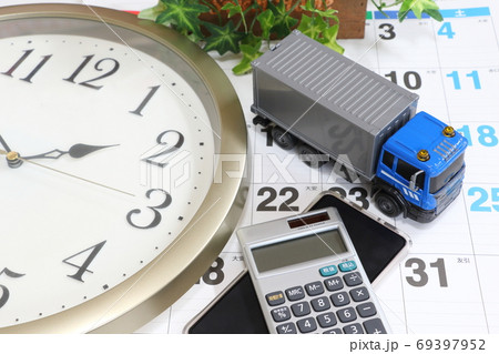 カレンダーとトラック（物流イメージ） 69397952