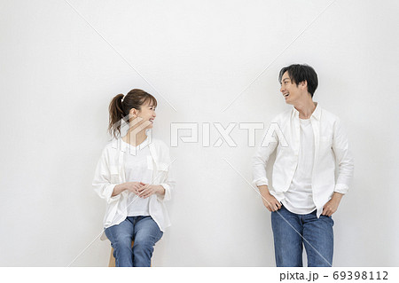 若い男女　カップル　イメージ 69398112