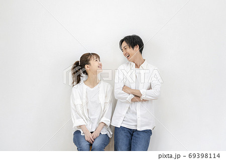 若い男女　カップル　イメージ 69398114