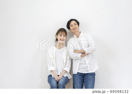 若い男女　カップル　イメージ 69398132