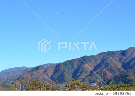 秋口の山と空 69398766