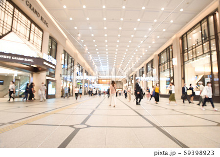 《アウトフォーカス》ショッピングモール街の風景 69398923