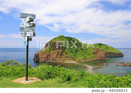 夏の佐渡ヶ島の二ツ亀と日本海 夏の佐渡ヶ島の二ツ亀と日本海 69399025
