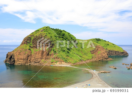 夏の佐渡ヶ島の二ツ亀と日本海 69399031