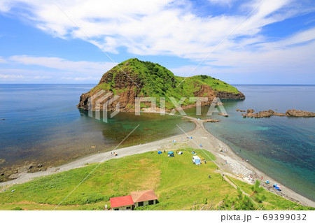夏の佐渡ヶ島の二ツ亀と日本海 69399032
