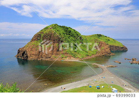 夏の佐渡ヶ島の二ツ亀と日本海 夏の佐渡ヶ島の二ツ亀と日本海 69399033