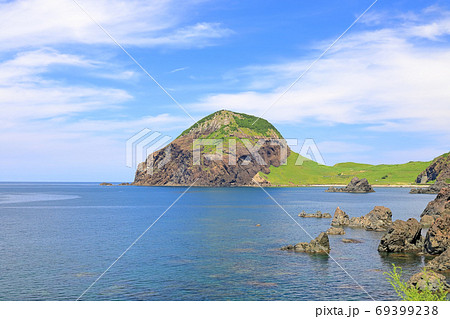 夏の佐渡ヶ島の大野亀と日本海 夏の佐渡ヶ島の大野亀と日本海 69399238